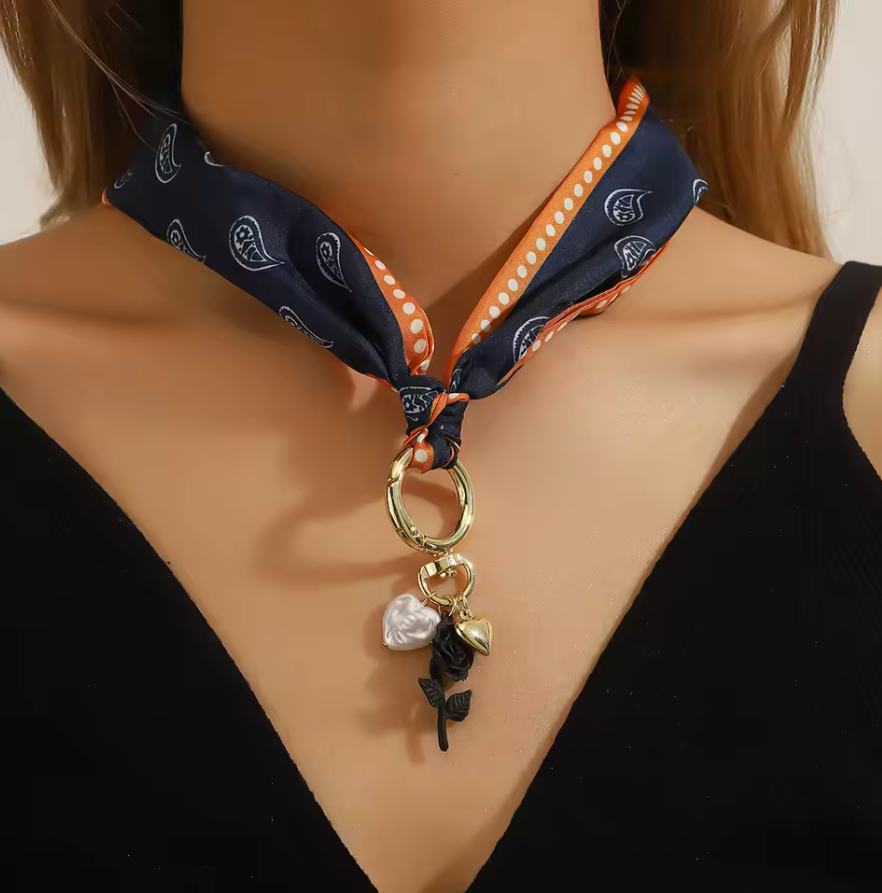 Collar con Rosa Negra