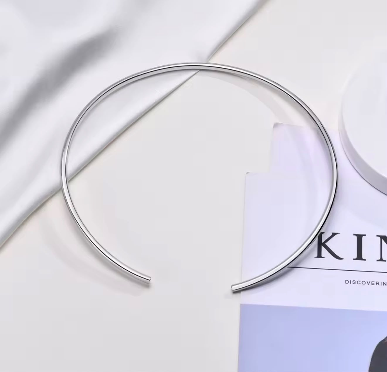 Collar Statica Plata